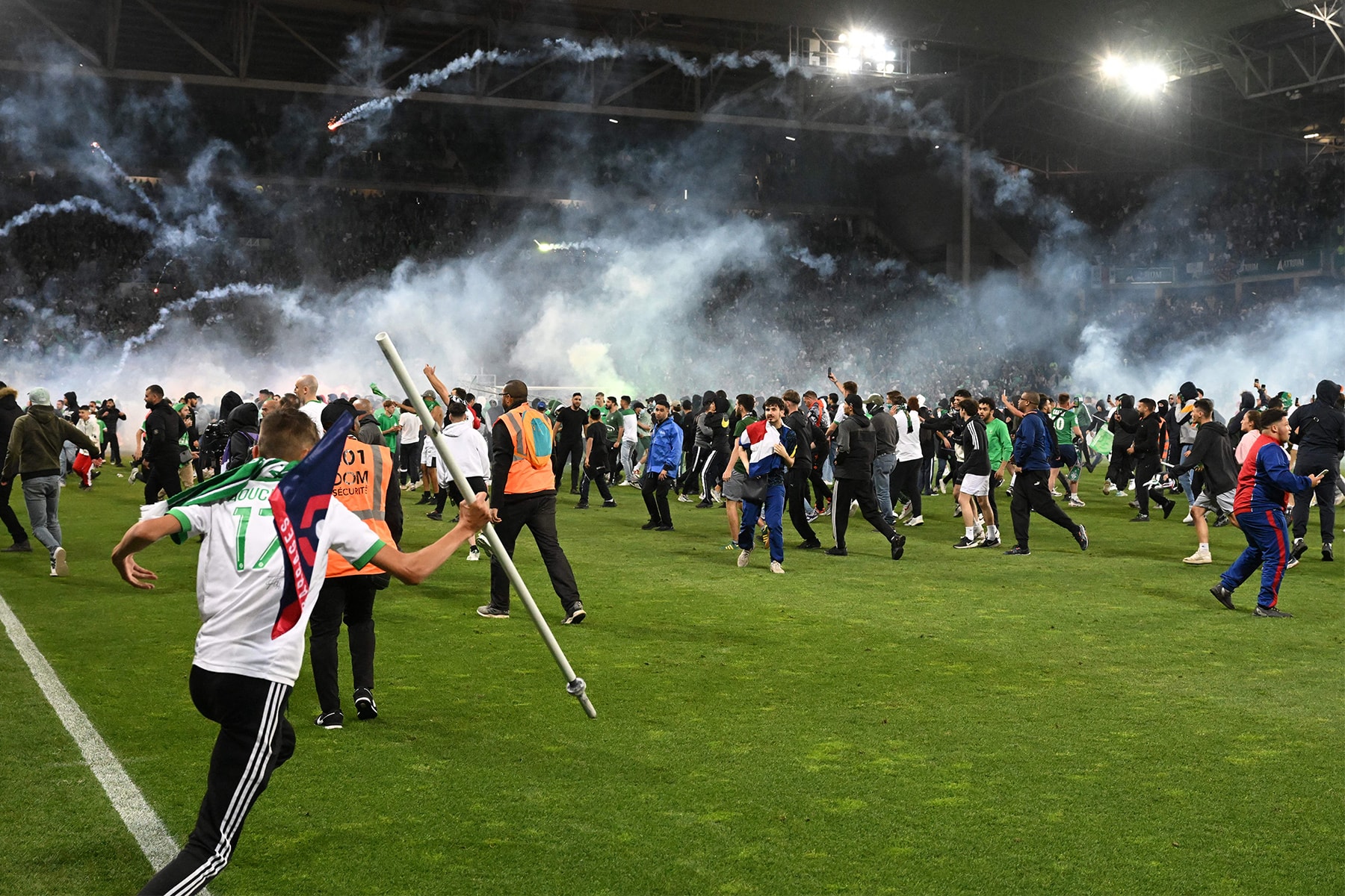 法甲名門 Saint-Étienne 落敗遭降級引發球迷衝入球場暴動