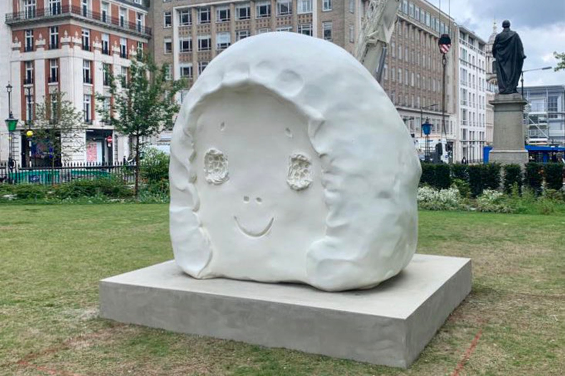 奈良美智最新雕塑作品「Peace Head」正式公開展示