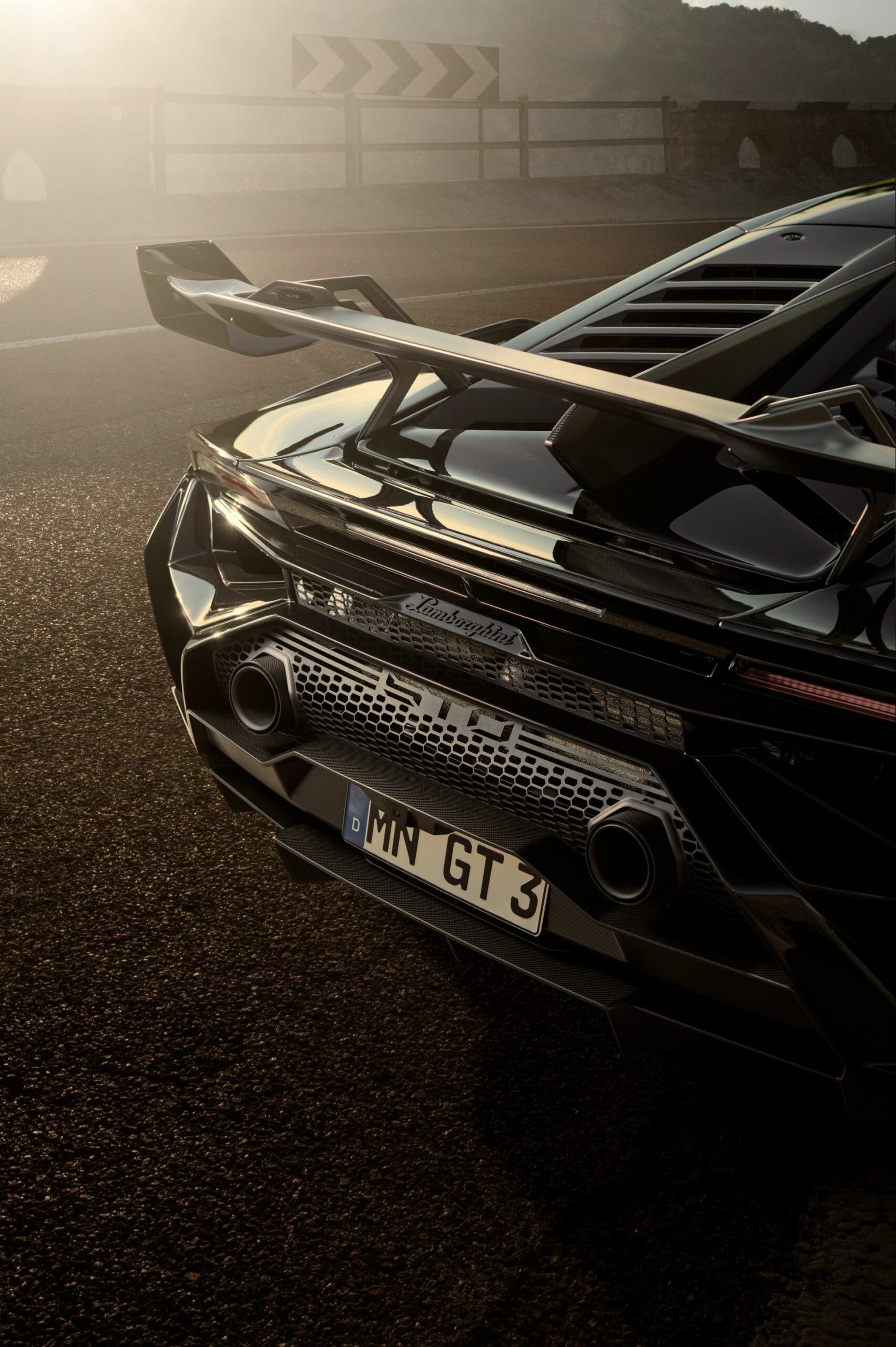 NOVITEC 打造 Lamborghini Huracan STO 全新黑魂改裝車型