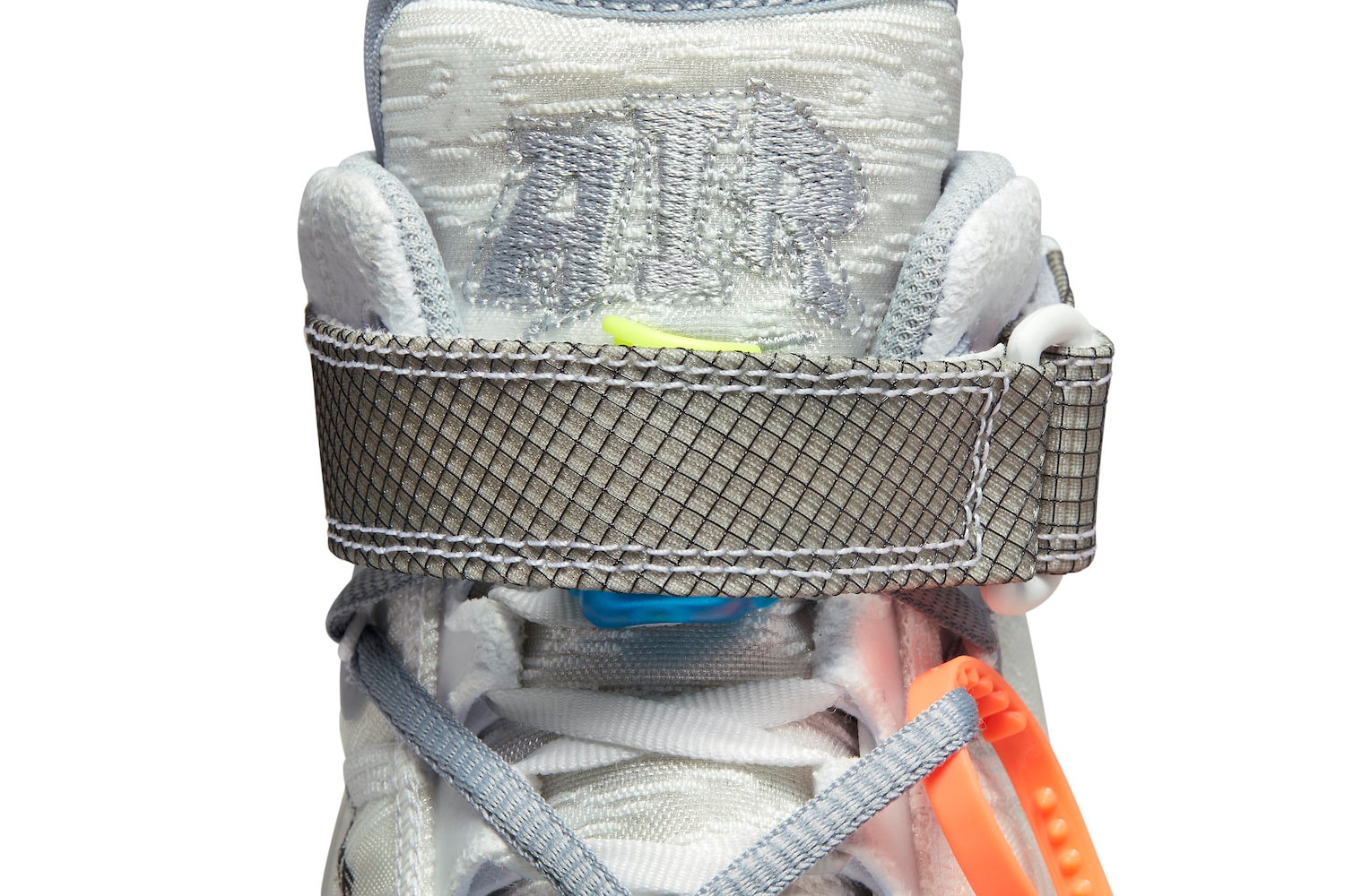 率先近賞 Off-White™ x Nike Air Force 1 Mid「White」聯乘鞋款官方圖輯