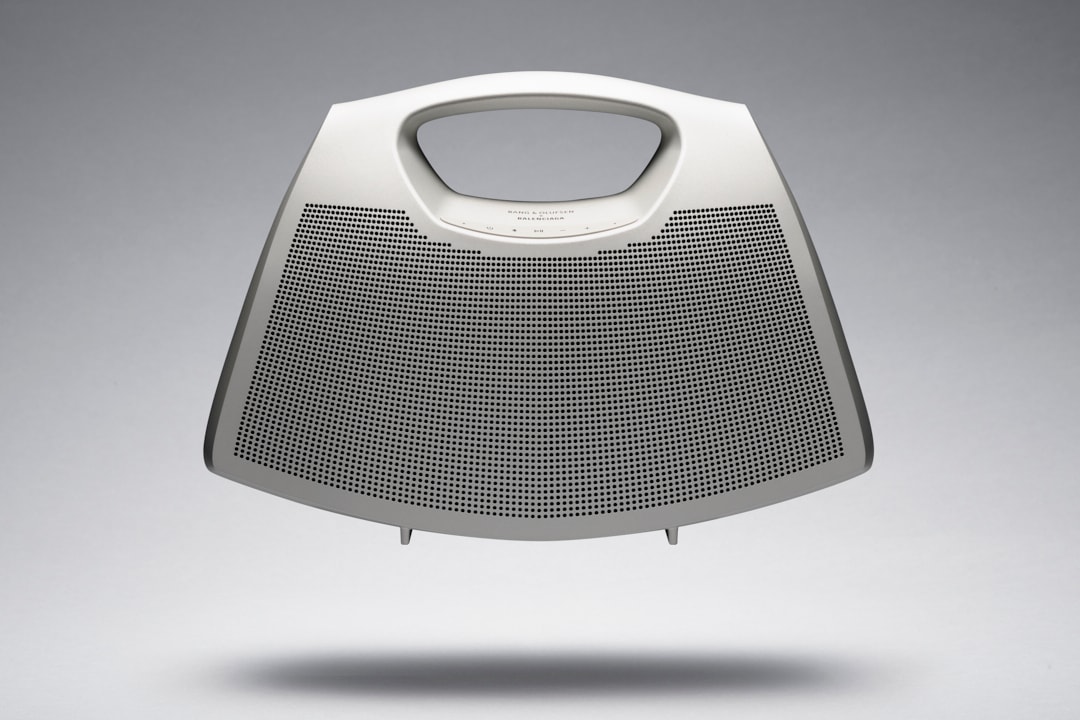Balenciaga 高級訂製 Bang & Olufsen Speaker Bag、Mercedes-AMG Face Shield 登場（UPDATE）