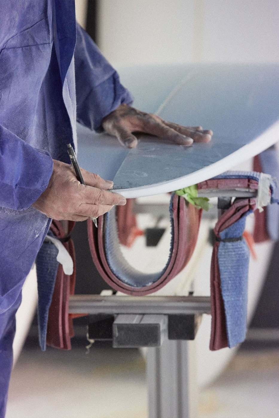 Dior Maison 正式推出價值 $10,000 美元的手工衝浪板