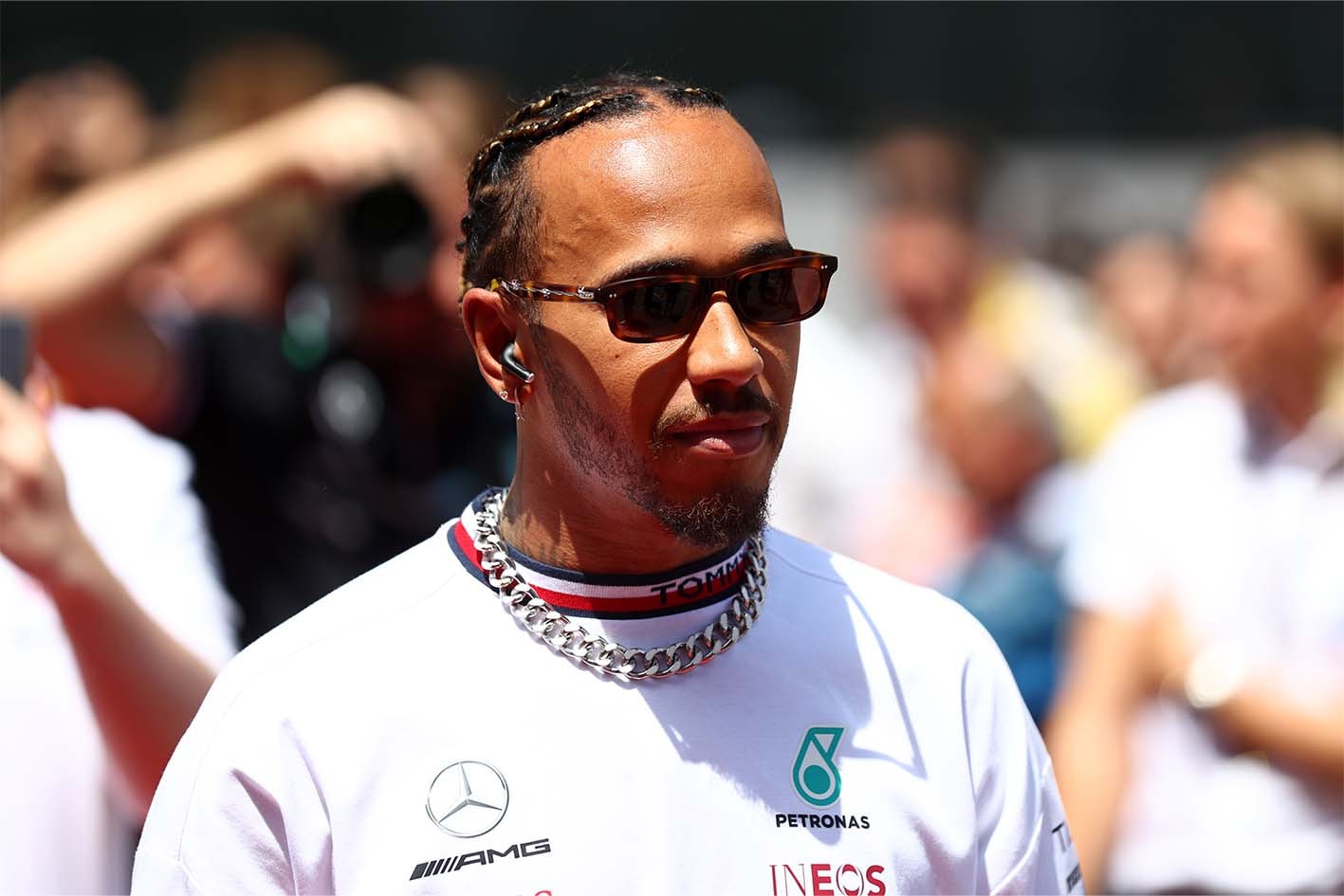 為對手車禍歡呼？F1 車手 Lewis Hamilton 批評車迷行徑「令人難以置信」