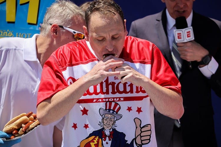傳奇大胃王 Joey Chestnut 成功衛冕 2022 年熱狗堡比賽冠軍