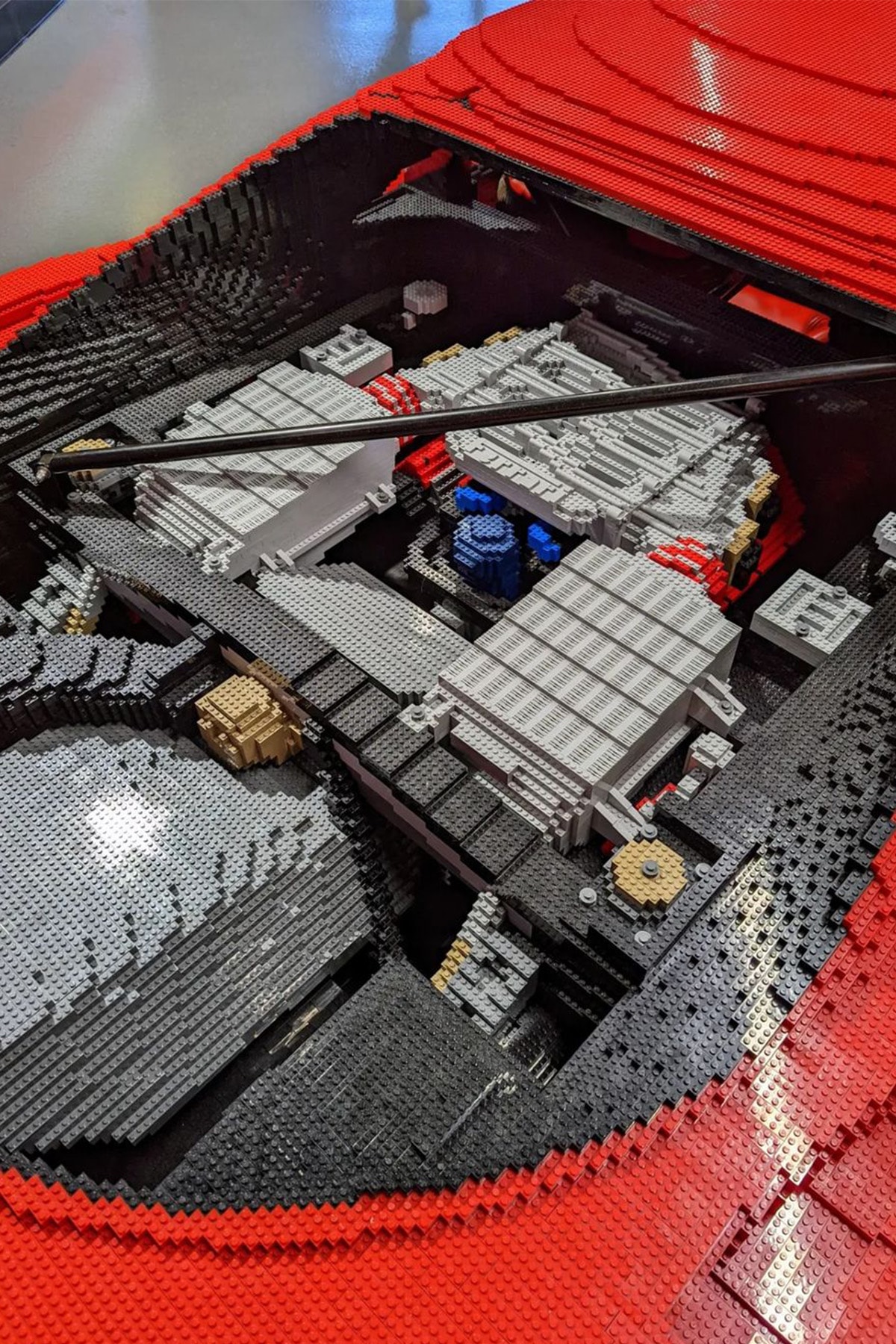 率先近賞 LEGO 實體化 1:1 尺寸 Ferrari F40 積木模型