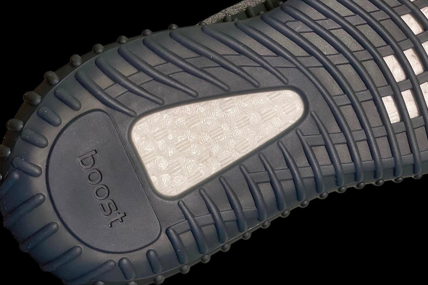 率先預覽 adidas YEEZY BOOST 350 V2 最新配色「MX Grey」