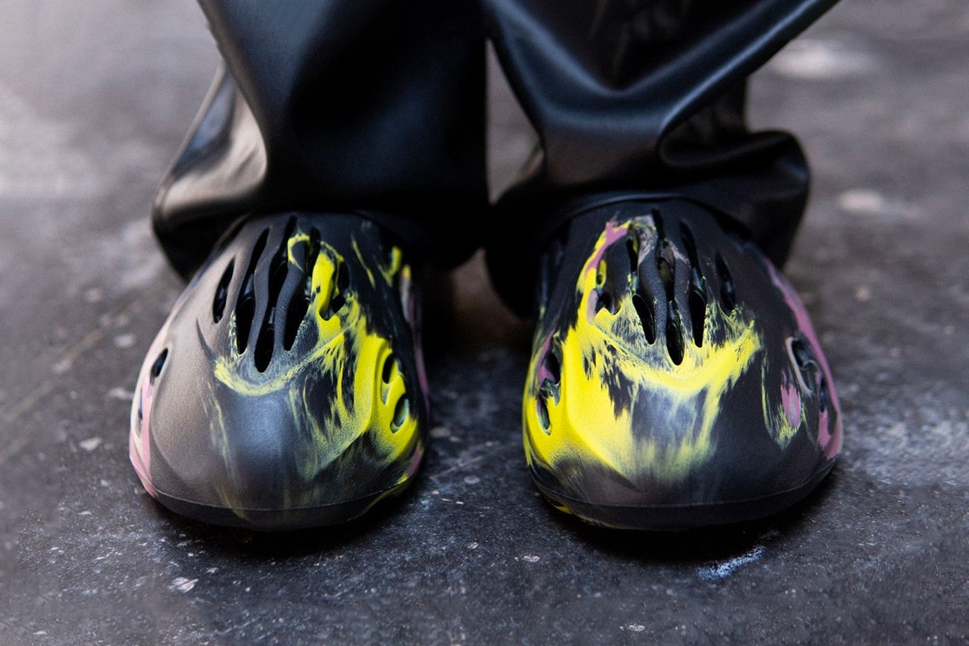 率先上腳 adidas YEEZY Foam Runner 全新配色「MX Carbon」