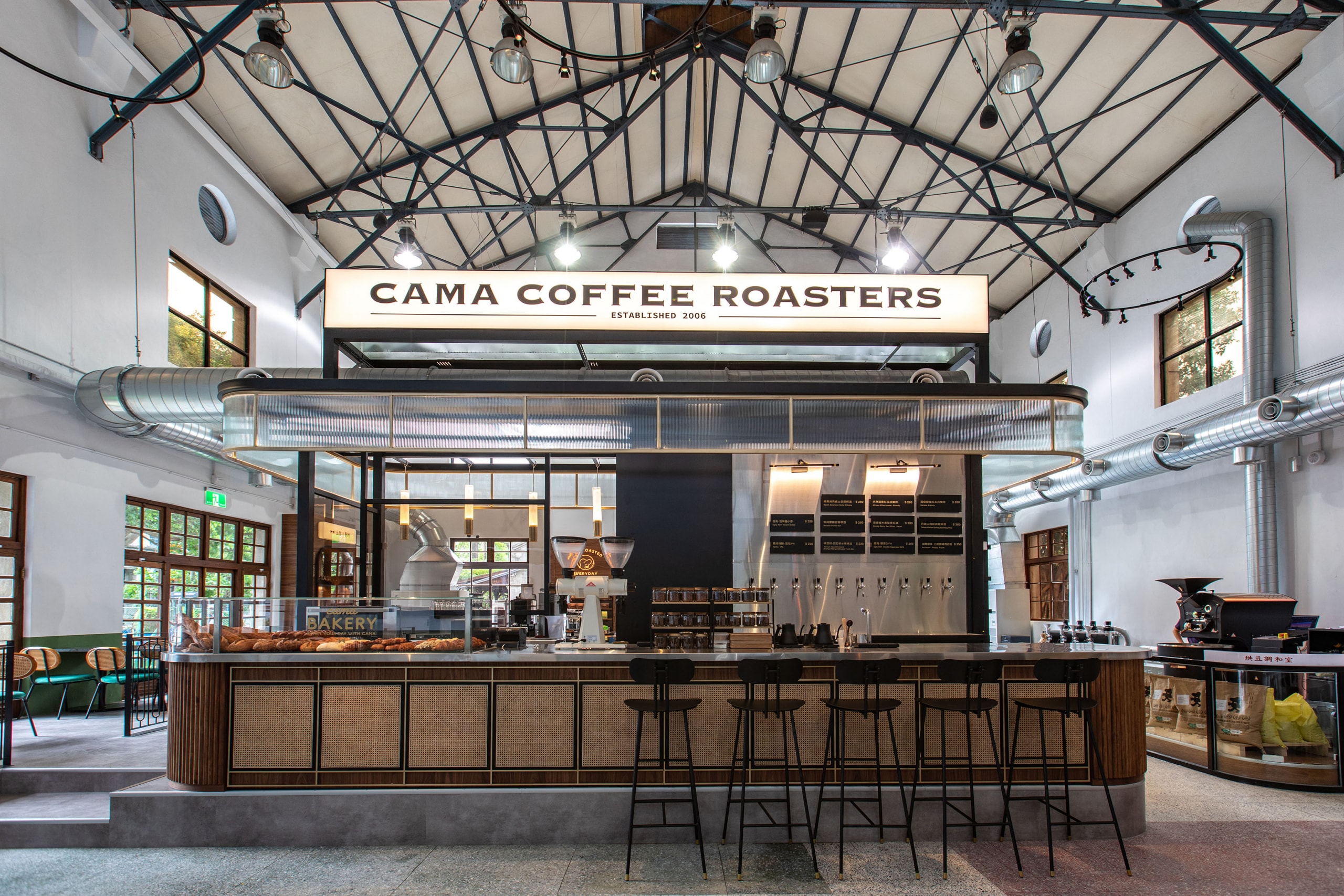 松菸古蹟改建，全天候咖啡餐酒館「CAMA COFFEE ROASTERS 豆留文青」正式開幕