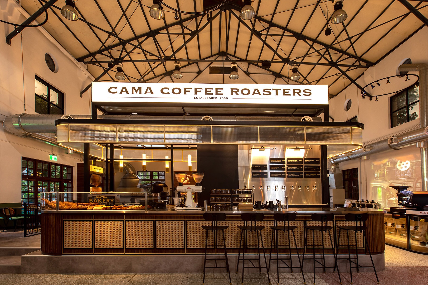 松菸古蹟改建，全天候咖啡餐酒館「CAMA COFFEE ROASTERS 豆留文青」正式開幕