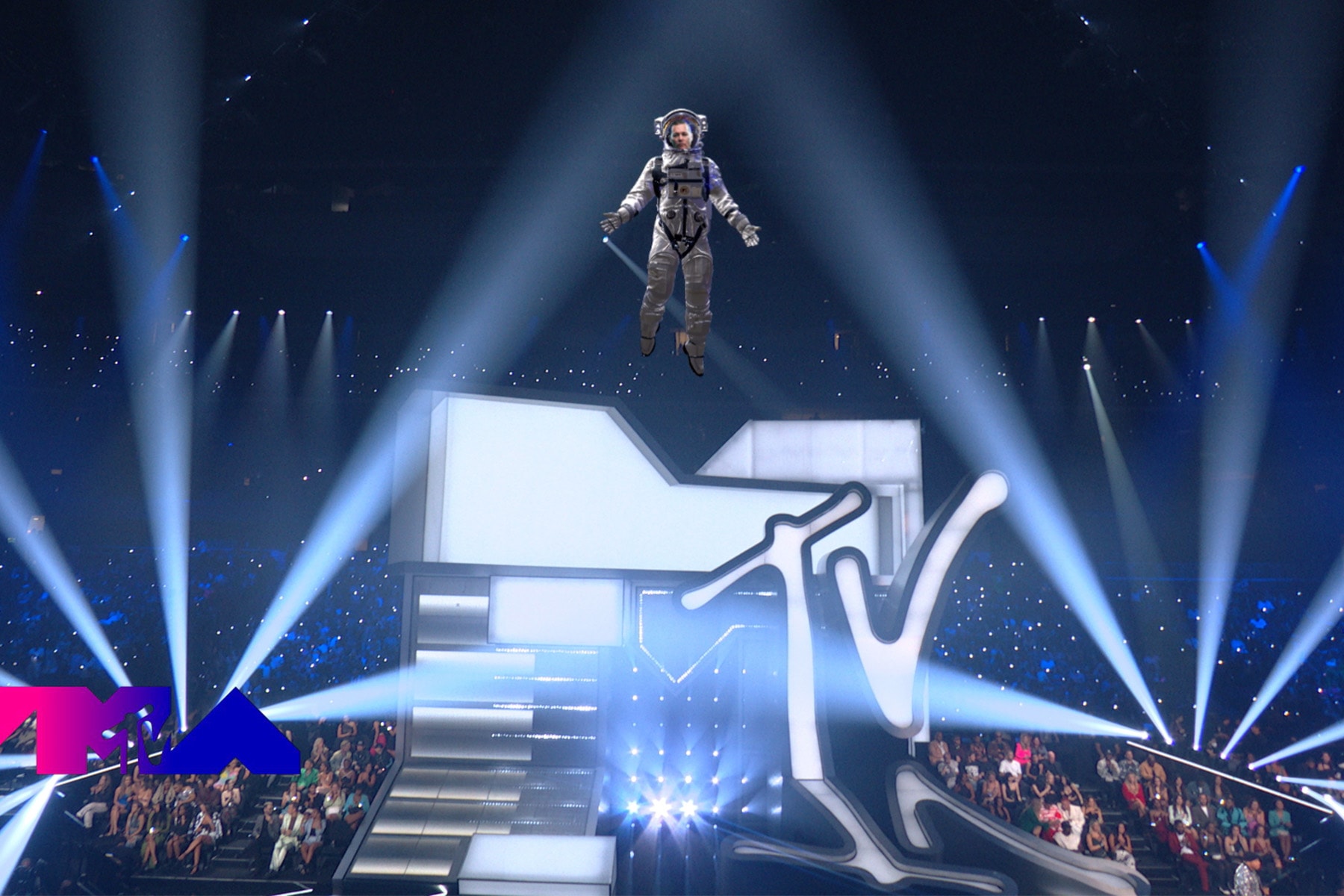 Johnny Depp 身著太空服空降現身本屆 MTV VMA 頒獎典禮