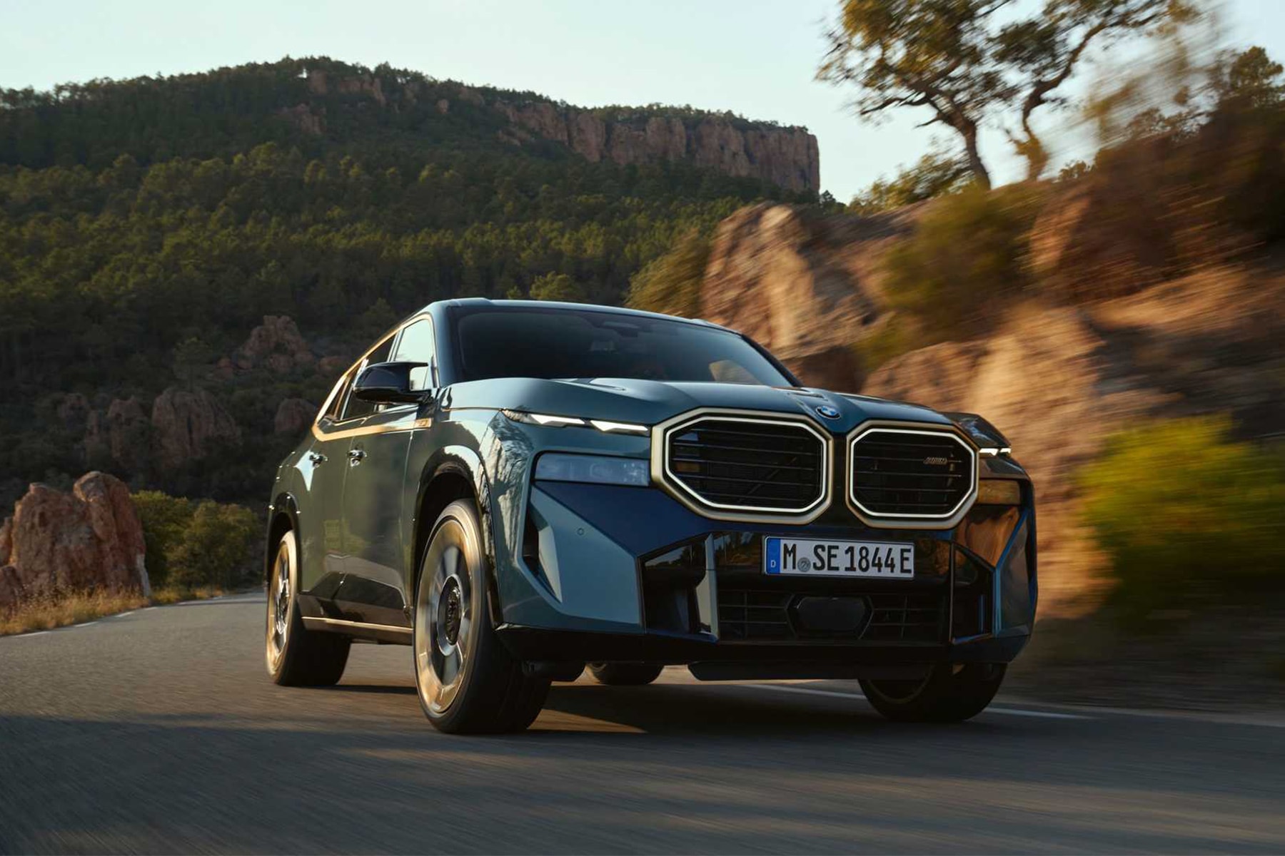 BMW 正式發表 644 匹馬力全新混合動力 SUV 車型 XM