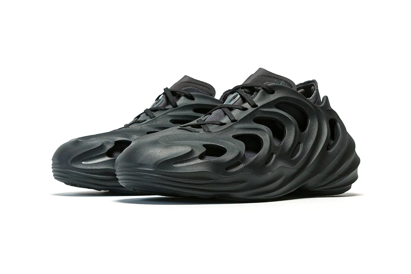 adidas adiFOM Q 最新配色「Black Carbon」與「Wonder White」正式登場