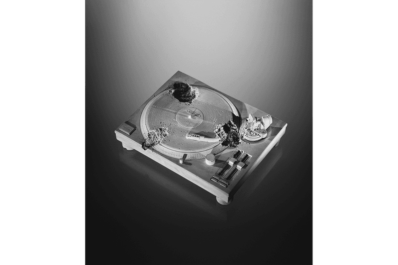 RIMOWA x Daniel Arsham「Eroded Turntable in Pilot Case」聯乘雕塑正式登場