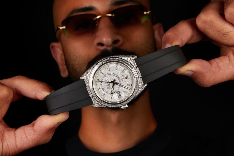 Drake 配戴之鑲鑽 18K 白金 Rolex Sky Dweller 奢華錶款現正出售