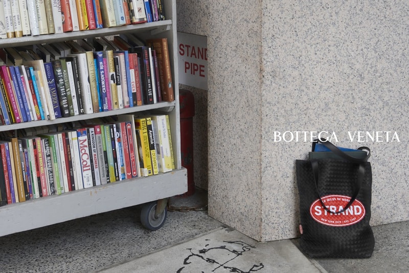 Bottega Veneta 攜手紐約知名書店 The Strand 推出聯乘皮革手袋系列