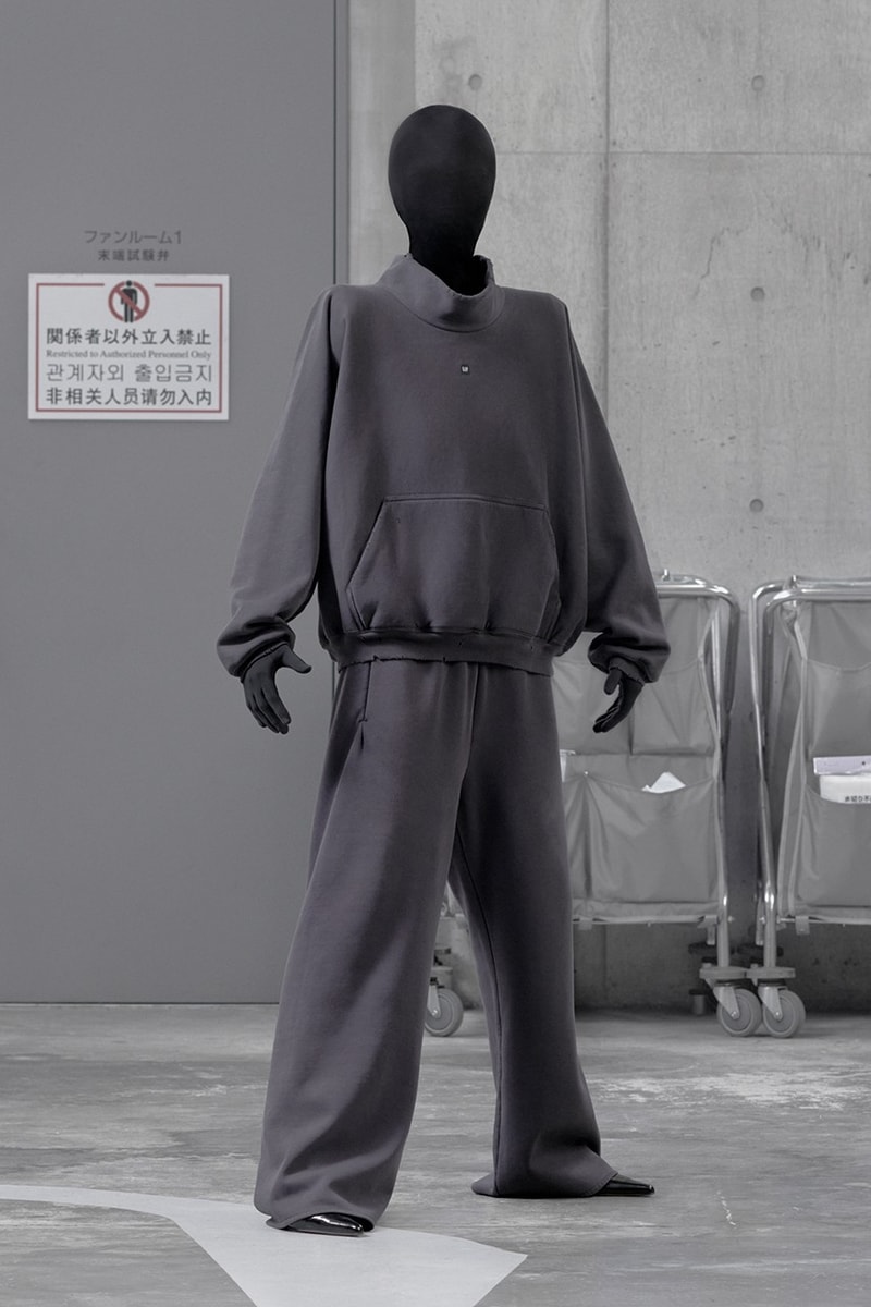YEEZY GAP ENGINEERED BY BALENCIAGA 系列正式登陸官網上架