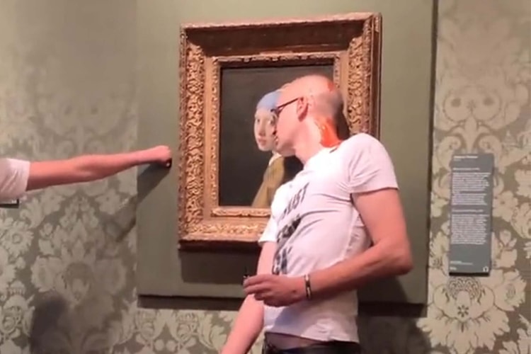 環保團體人士將「自己的頭」黏在 Johannes Vermeer《Girl with a Pearl Earring》畫作玻璃