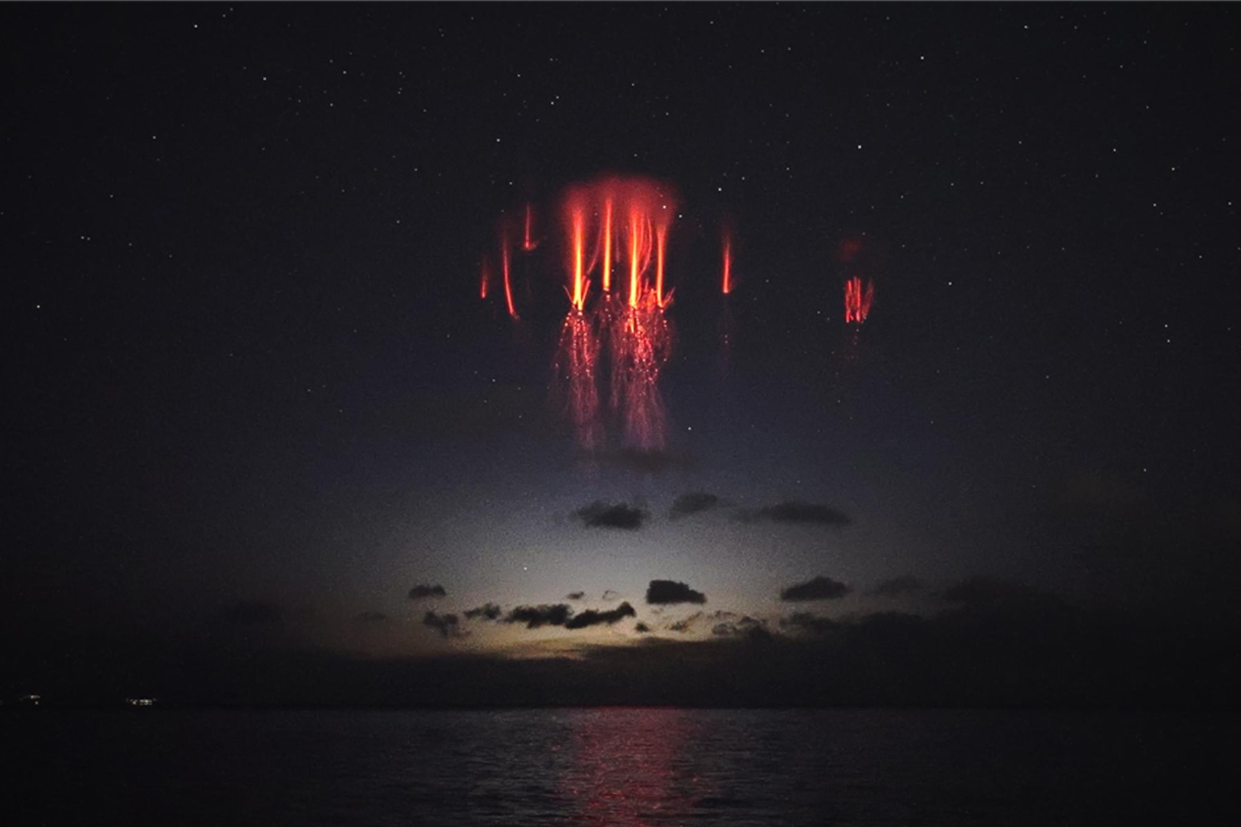 NASA 公開極度罕見天文景象「紅色精靈 Red Sprite」珍貴拍攝