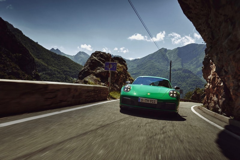 Porsche 正式發表全新輕量化車型 911 Carrera T