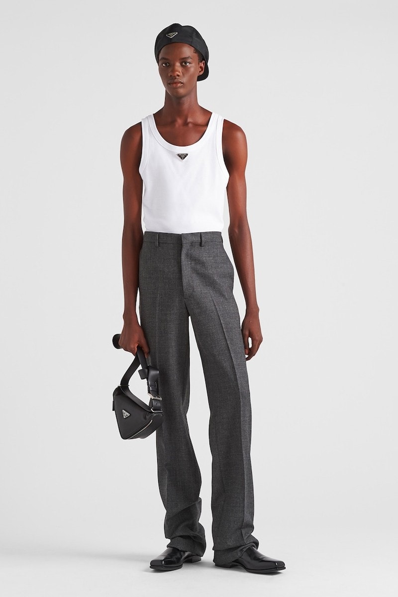Prada 正式推出要價 $995 美元「金屬 Logo 棉質背心」