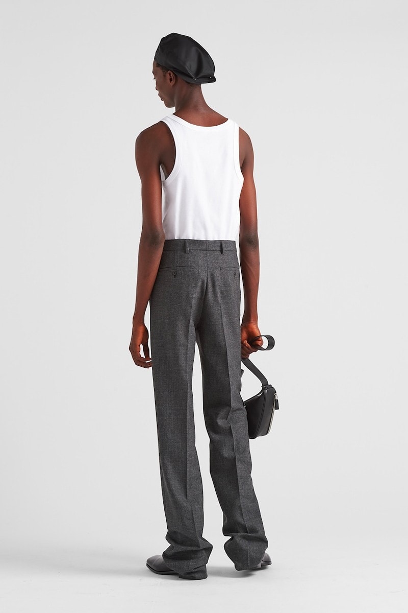 Prada 正式推出要價 $995 美元「金屬 Logo 棉質背心」