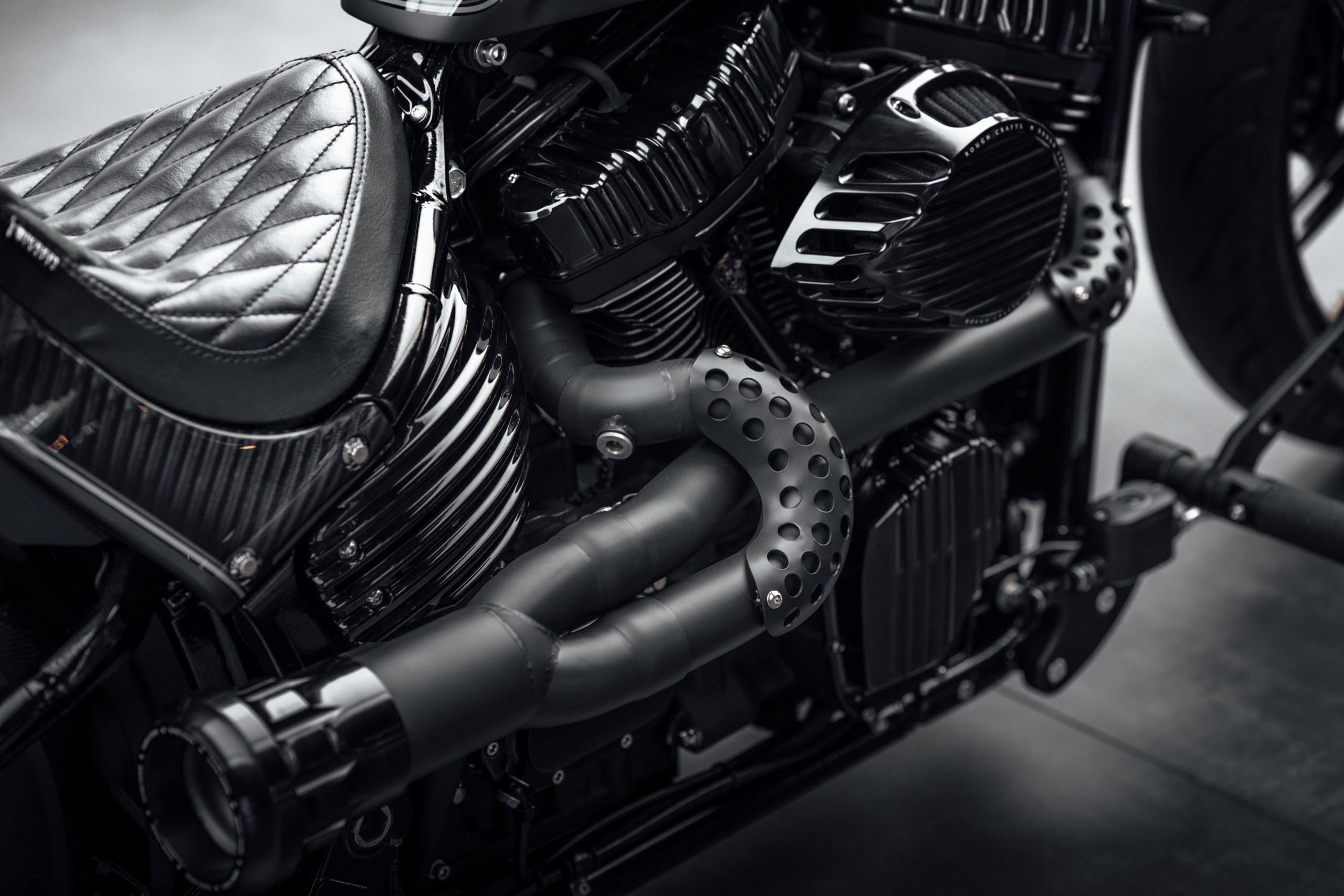Rough Crafts 打造 Harley-Davidson 全新定製車型「Asphalt Glider」