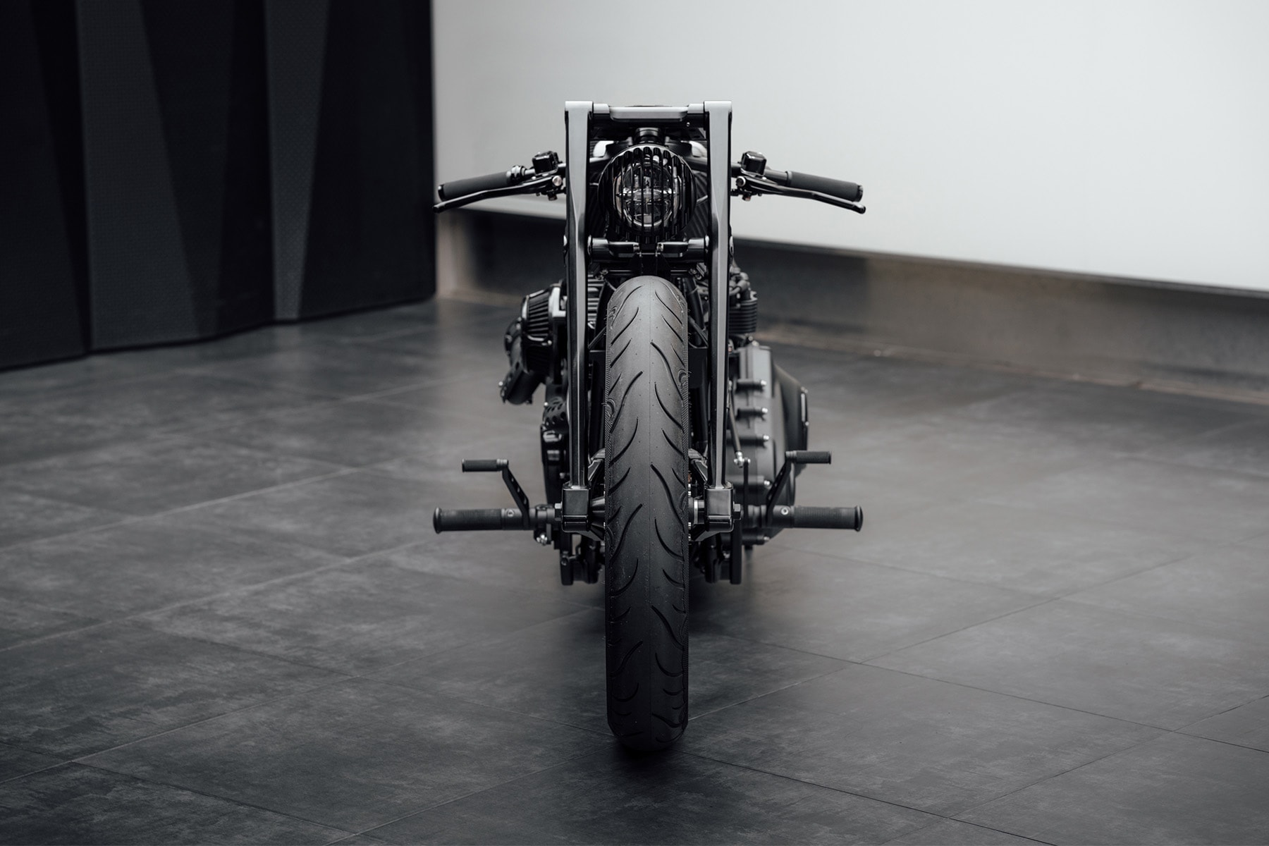 Rough Crafts 打造 Harley-Davidson 全新定製車型「Asphalt Glider」