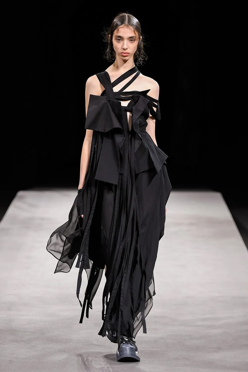 Yohji Yamamoto 2023 春夏女裝系列大秀登場