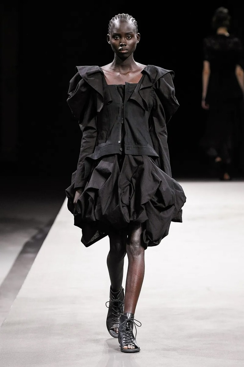 Yohji Yamamoto 2023 春夏女裝系列大秀登場