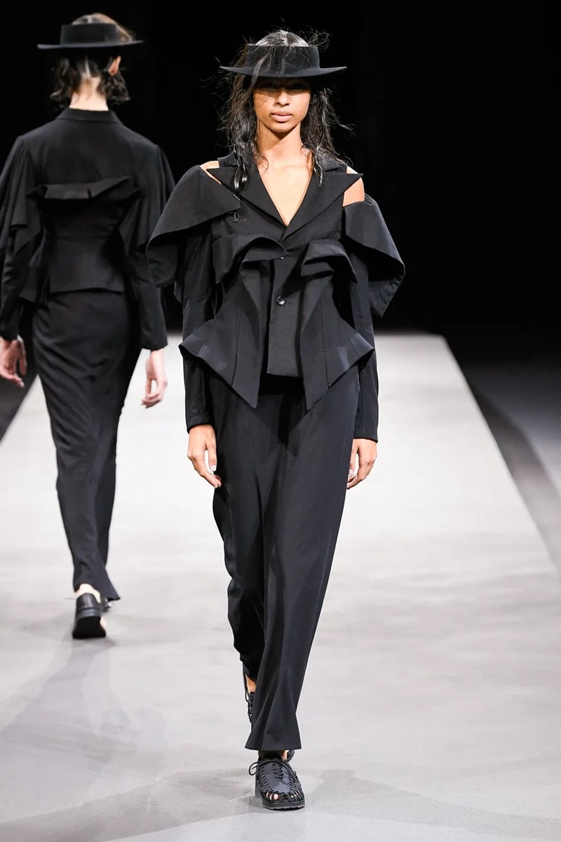 Yohji Yamamoto 2023 春夏女裝系列大秀登場