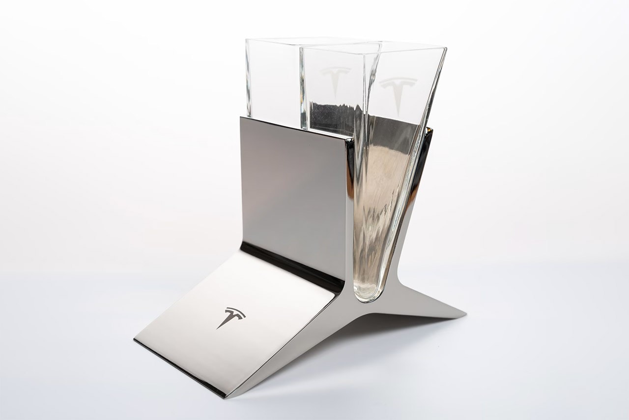 Tesla 推出全新玻璃杯套裝