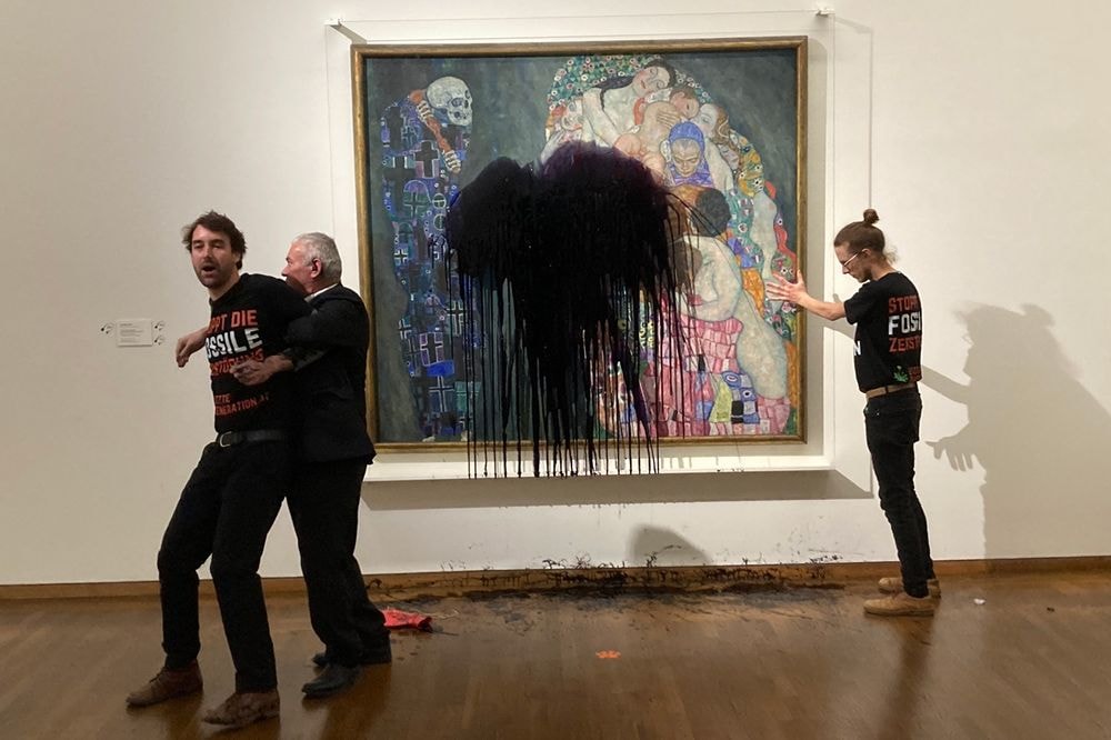 環保團體再對藝術品下手，Gustav Klimt 畫作遭潑黑色液體