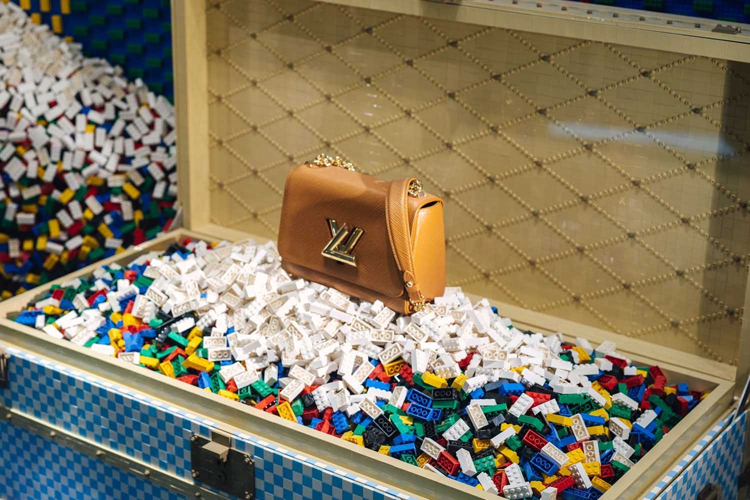 Louis Vuitton 攜手 LEGO 合作打造 2022 聖誕積木櫥窗