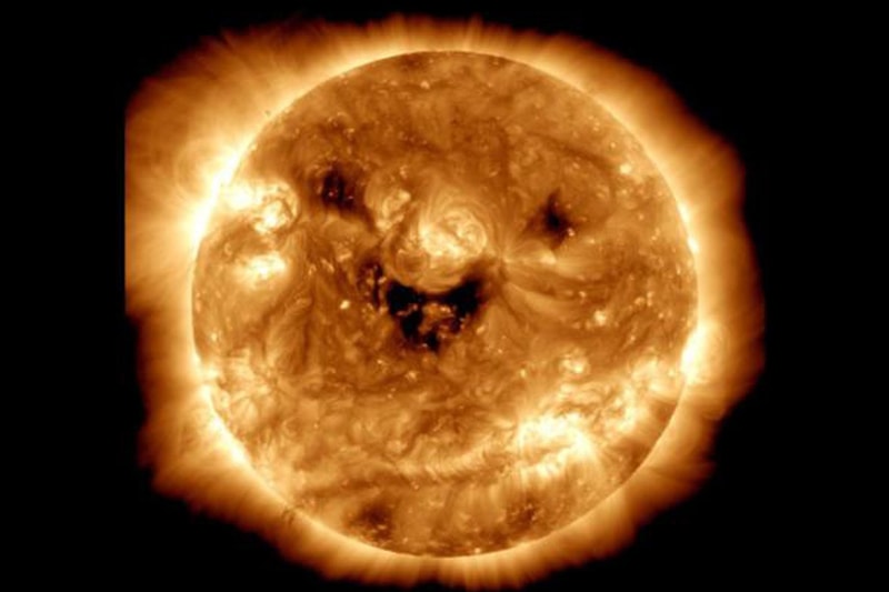 NASA 公開衛星拍攝「微笑太陽」圖像