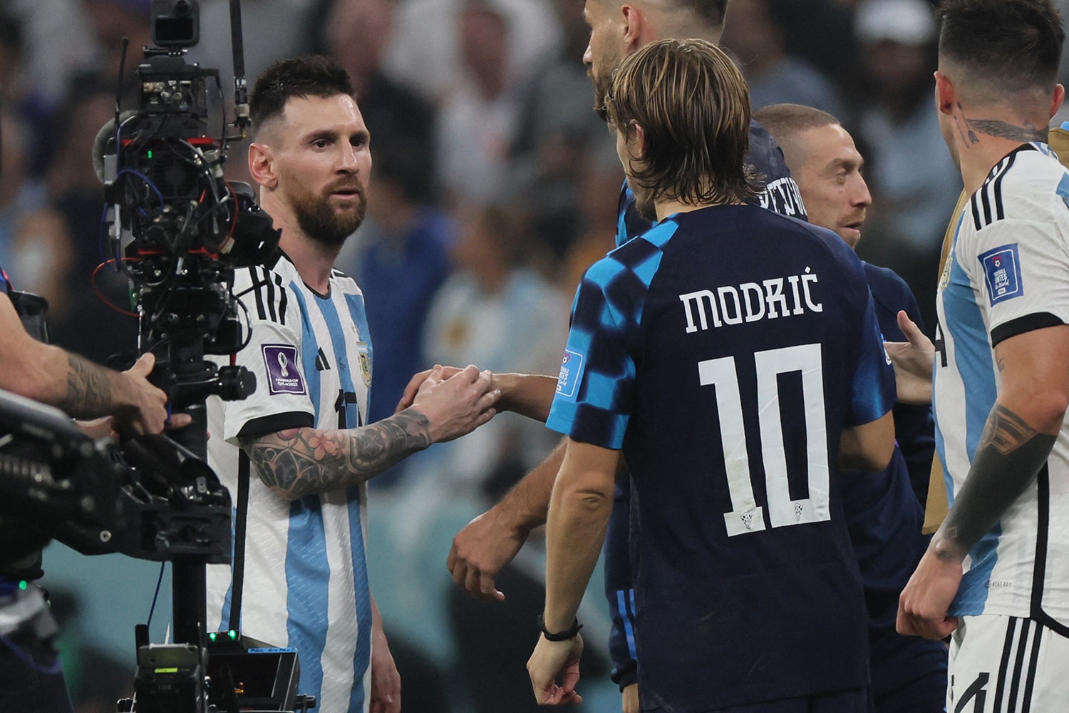 2022 世界盃 – 阿根廷火力全開擊潰克羅埃西亞晉級冠軍戰 Messi 與 Modric 賽後相擁