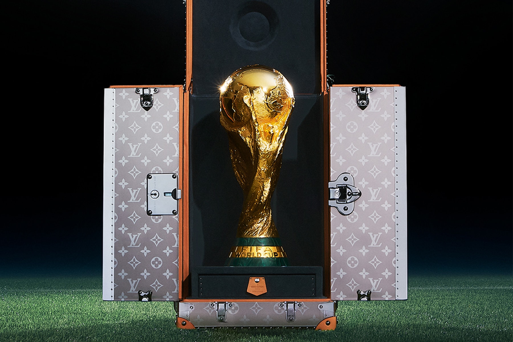2022 世界盃 – Louis Vuitton 操刀打造 2022 年 FIFA 冠軍獎盃硬箱