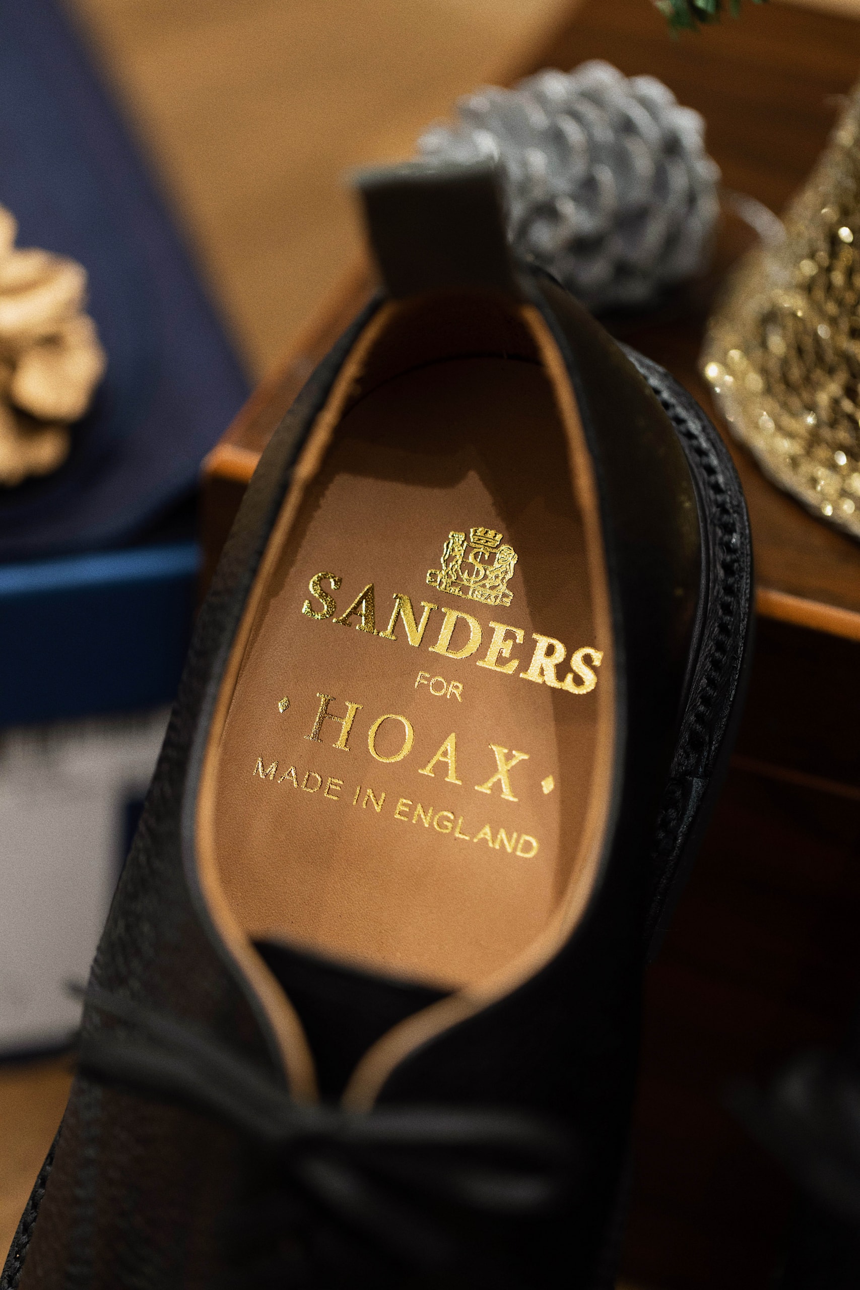 英國經典皮鞋品牌 SANDERS 聯乘本地皮鞋名所 HOAX 