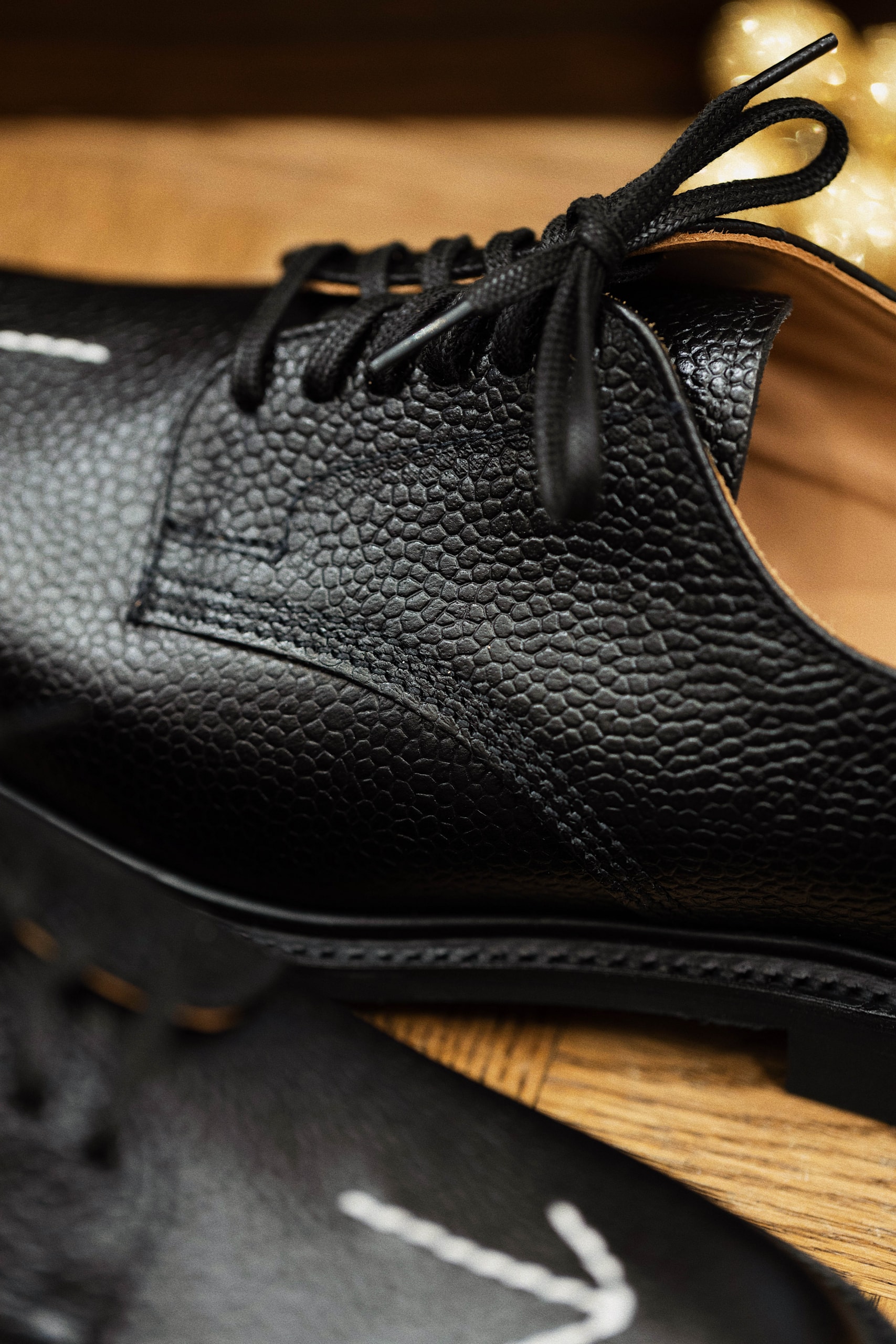 英國經典皮鞋品牌 SANDERS 聯乘本地皮鞋名所 HOAX 
