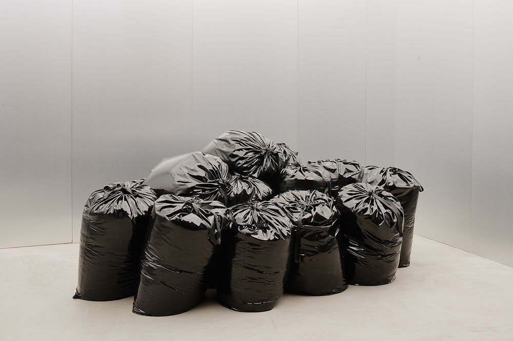 藝術家 Harry Nuriev 全新作品「垃圾袋沙發」正式登陸 Design Miami 展出