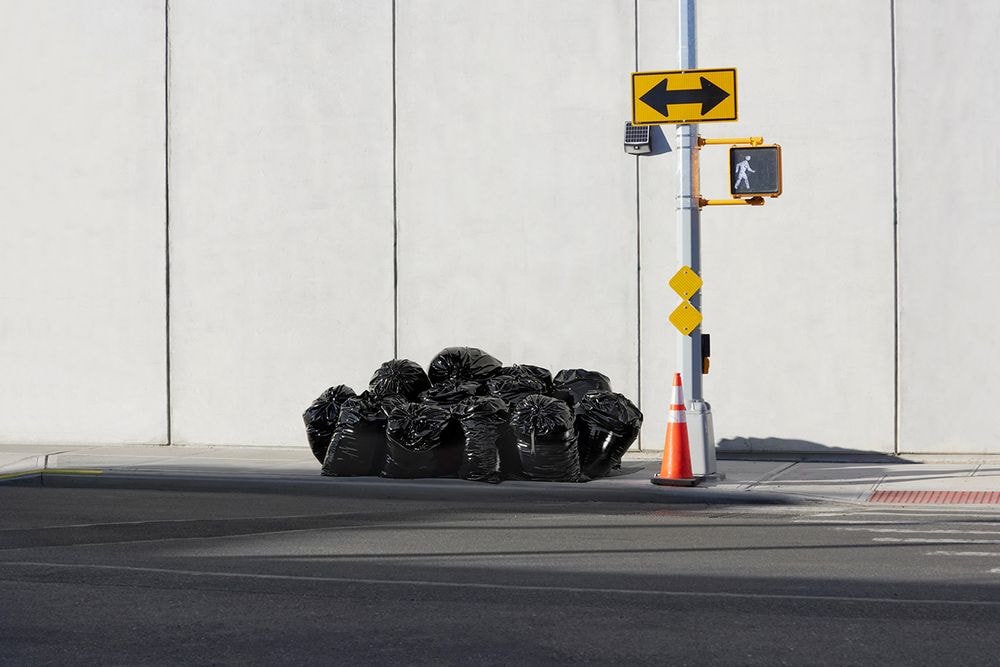 藝術家 Harry Nuriev 全新作品「垃圾袋沙發」正式登陸 Design Miami 展出