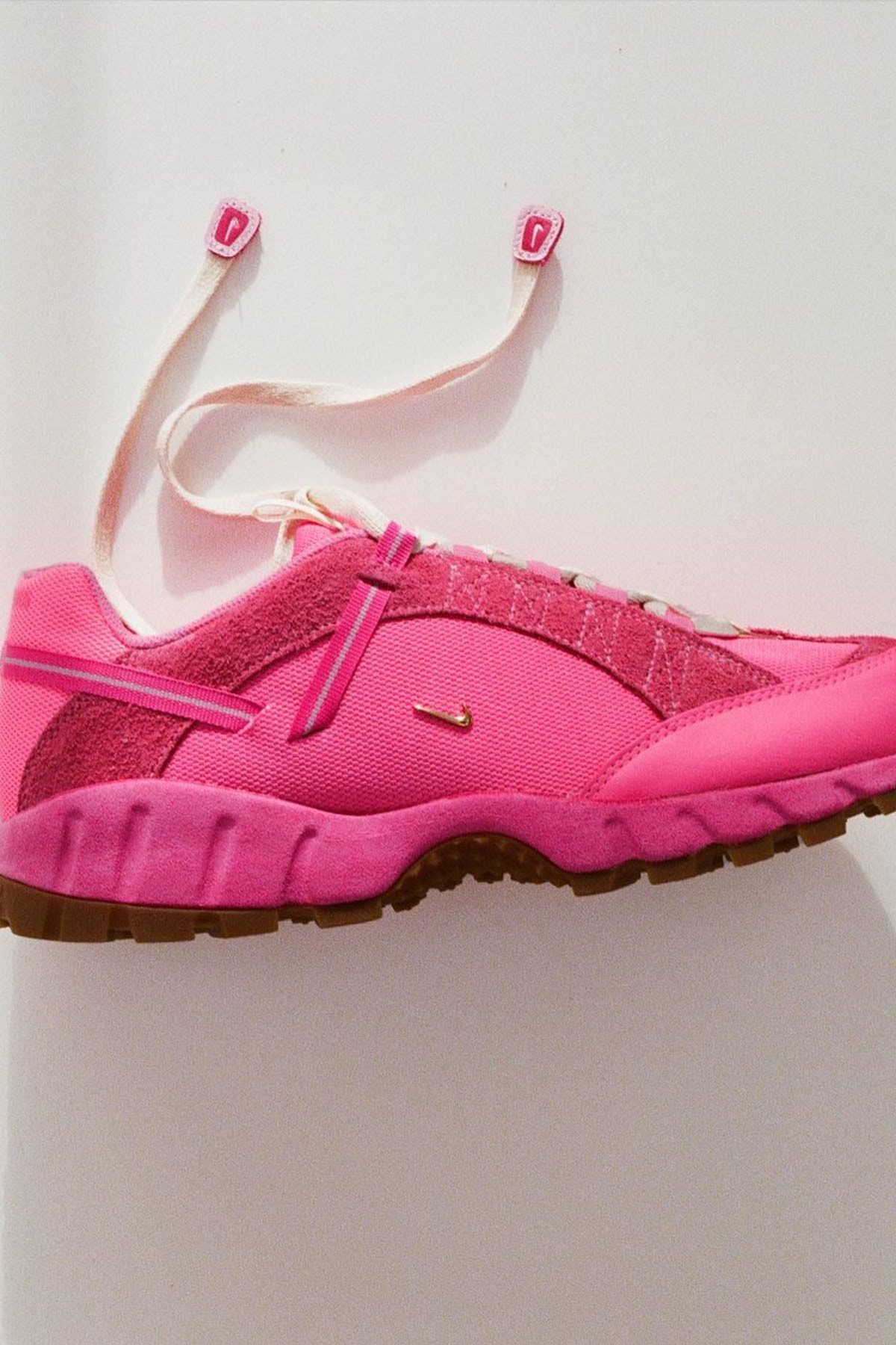 Jacquemus x Nike Humara 最新粉色聯乘鞋款正式登場