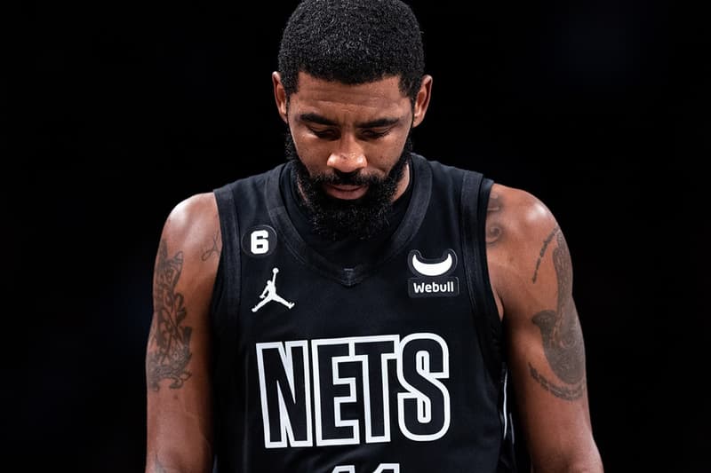 遭解除合約的 Kyrie Irving 於首戰將 Nike Logo 貼上黑色膠帶並寫著：I AM FREE