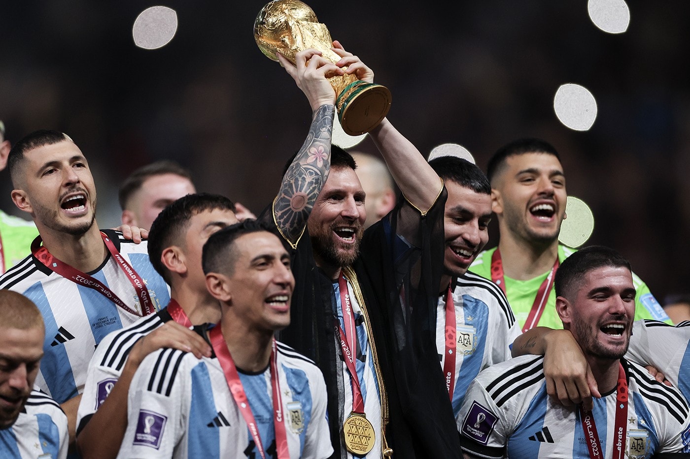 2022 世界盃 – Lionel Messi 頒獎穿的「黑袍」有何涵義？