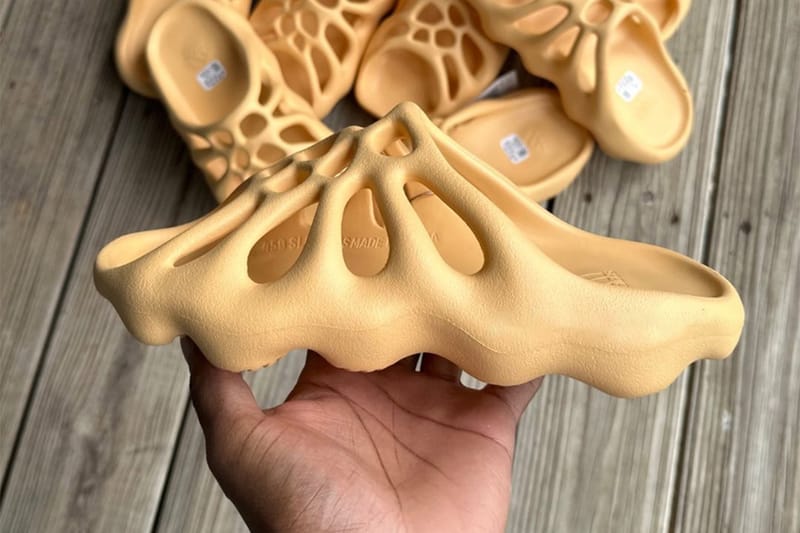 adidas YEEZY 450 Slide 黃色迭代近賞圖率先曝光