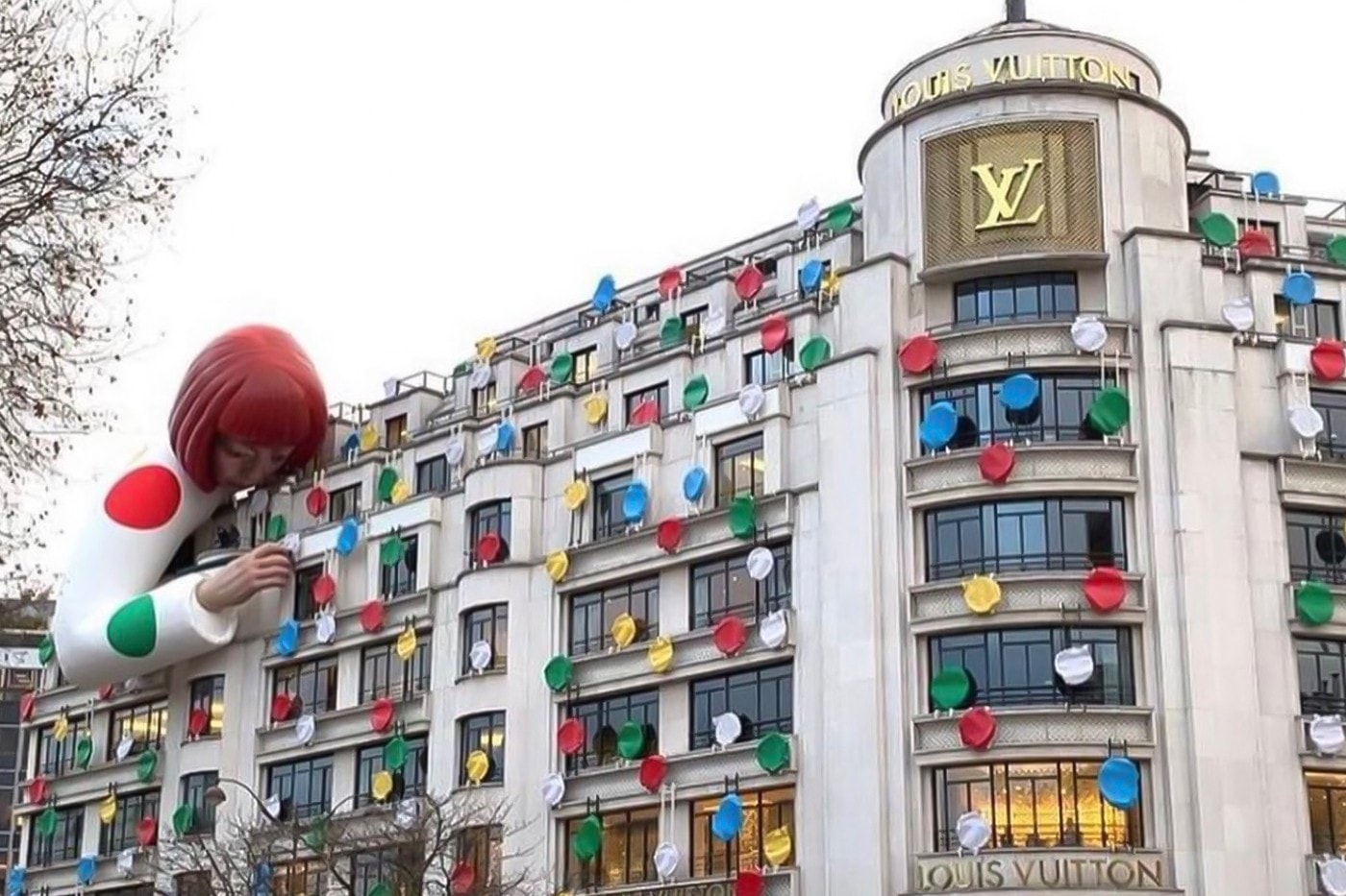 巨型草間彌生雕塑現身 Louis Vuitton 巴黎總店波點造型外牆