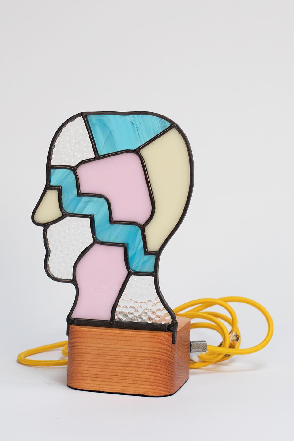 Brain Dead 攜手藝術家 Kerbi Urbanowski 推出彩繪玻璃檯燈