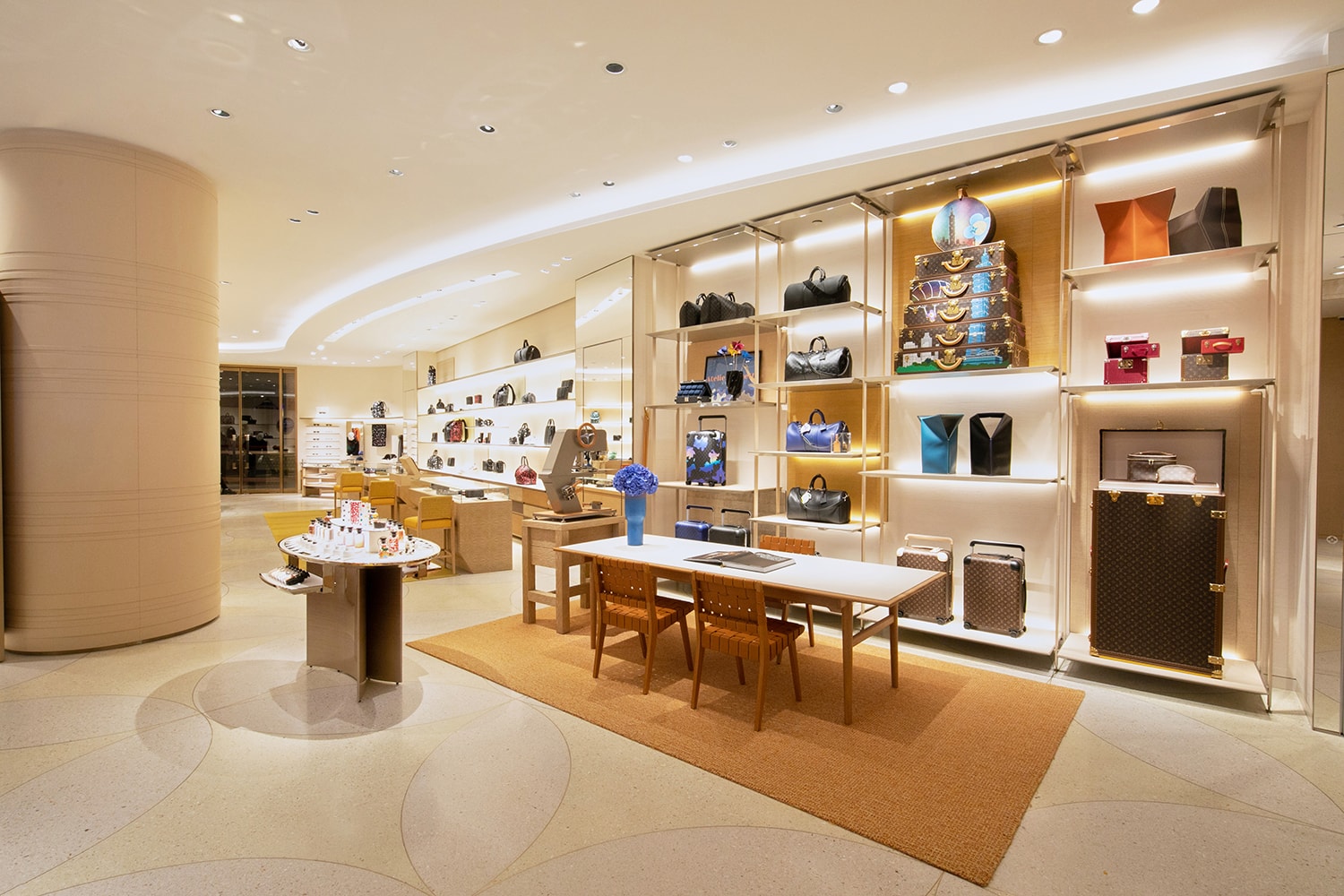 草間彌生聯名系列正式發售！走進 Louis Vuitton 最新 101 旗艦店鋪