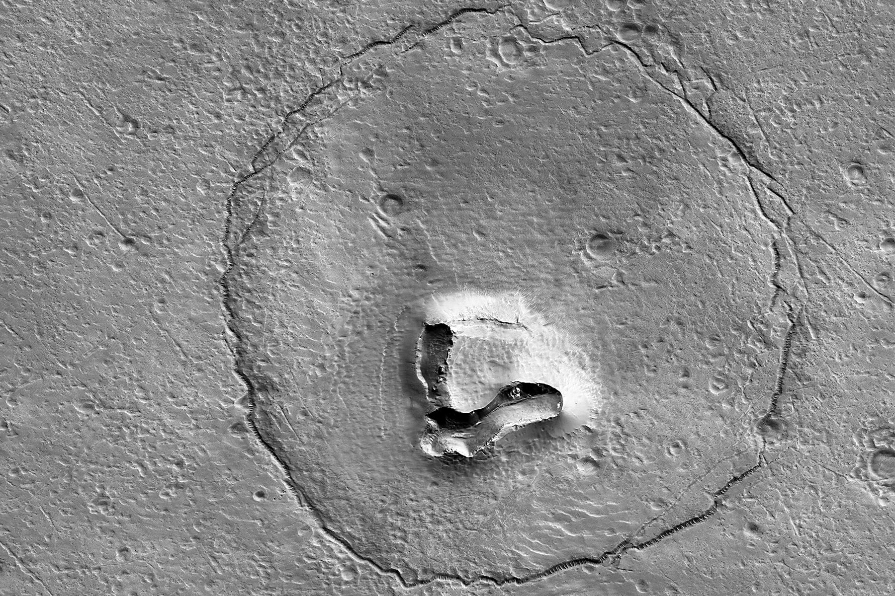 NASA 公佈火星表面「形似熊臉」的衛星拍攝照片