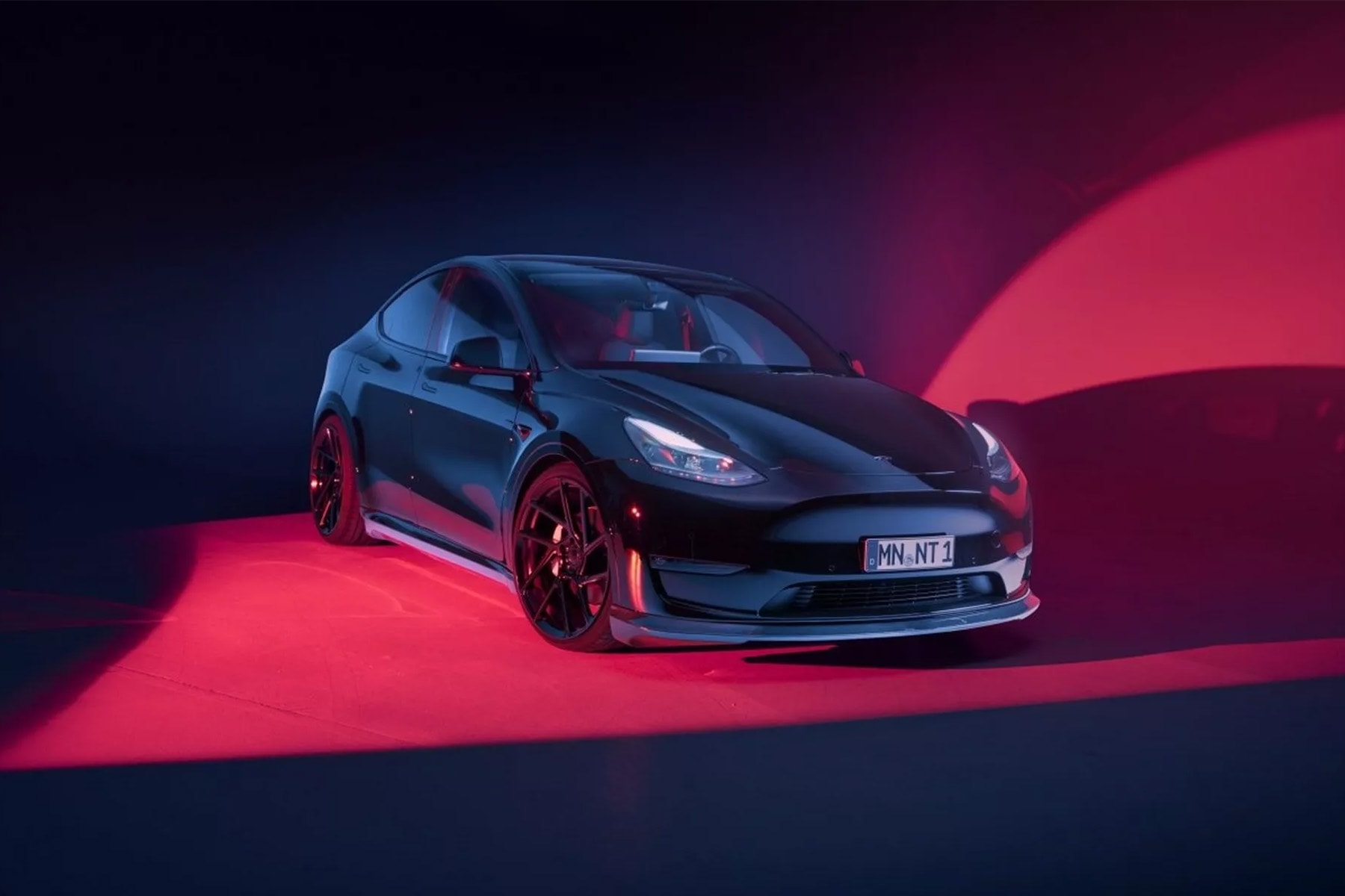 NOVITEC 打造全新 Tesla Model Y 碳纖維空力套件改裝車型