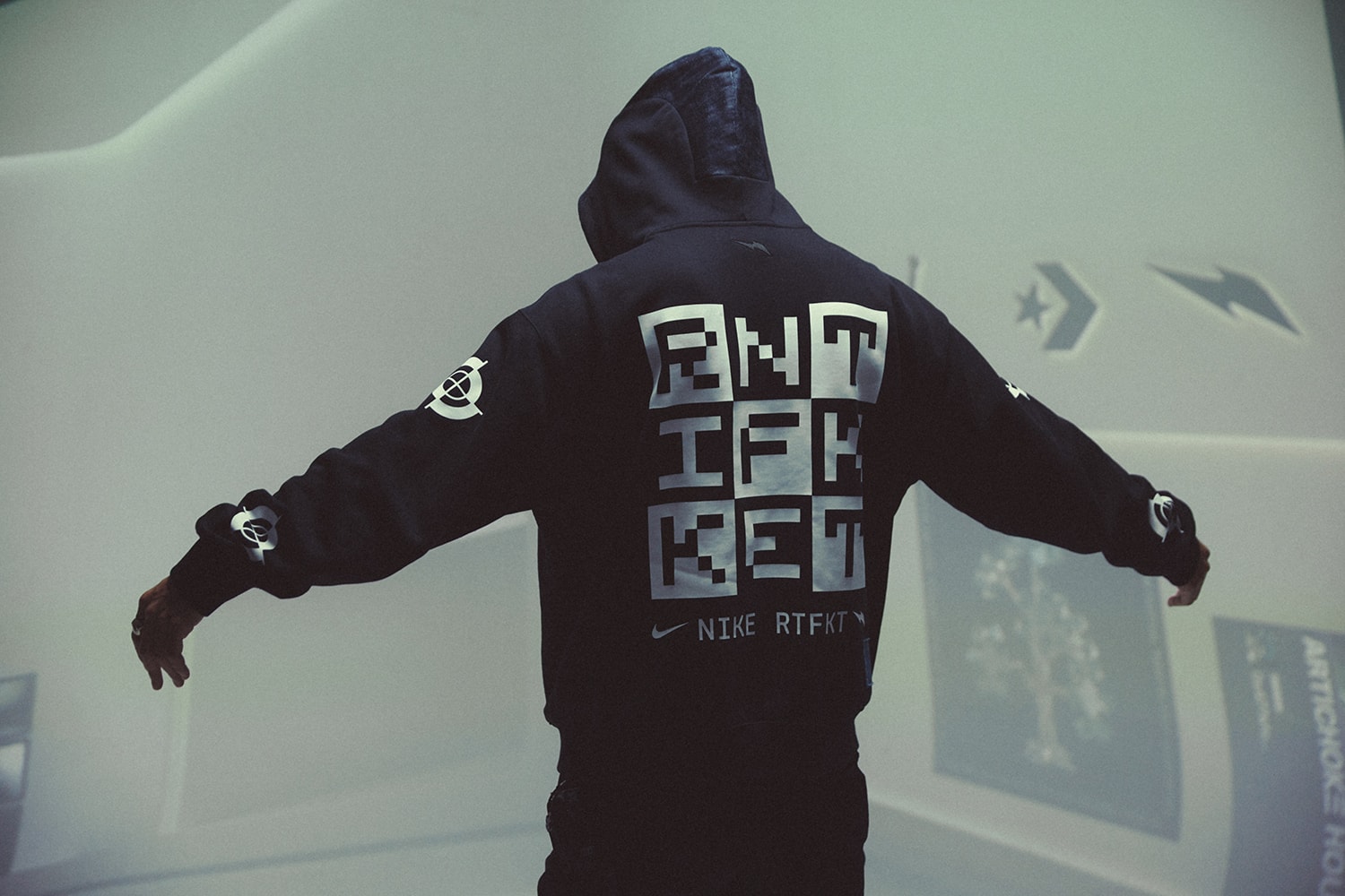 數位藝術與實體的碰撞，丹寧藝術家彭柏碩與温上磊聯手改製 RTFKT X Nike AR Hoodie
